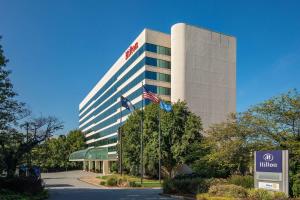 un bâtiment arborant un drapeau américain devant lui dans l'établissement Hilton Greenville, à Greenville