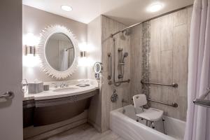 Um banheiro em Universal's Loews Royal Pacific Resort