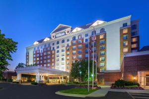 uma representação de um hotel à noite em Hilton Columbus/Polaris em Columbus