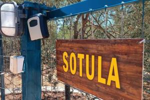 ein Schild mit der Aufschrift „Southila“ an einem Zaun in der Unterkunft Sotula in Érimos