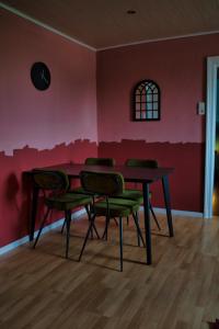 una mesa y sillas en una habitación con una pared rosa en KomfortZuhause in Wermelskirchen, en Wermelskirchen