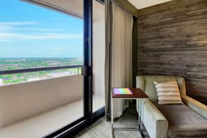 Zimmer mit Sofa, Tisch und Fenster in der Unterkunft DoubleTree by Hilton Hotel & Suites Houston by the Galleria in Houston