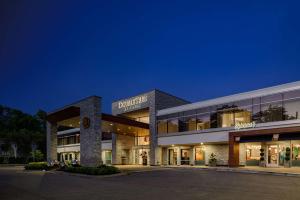 een groot gebouw met 's nachts een bord bij The Kingsley Bloomfield Hills - a DoubleTree by Hilton in Bloomfield Hills