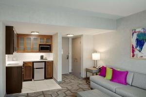 Kuchyň nebo kuchyňský kout v ubytování The Kingsley Bloomfield Hills - a DoubleTree by Hilton