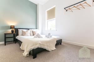 ein Schlafzimmer mit einem Bett mit einer Decke darauf in der Unterkunft Cosy 3 Bedroom house in Wigan in Bickershaw