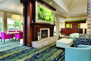 O zonă de relaxare la Hilton Garden Inn Niagara-on-the-Lake