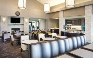 Area lounge atau bar di Homewood Suites by Hilton Pittsburgh-Southpointe