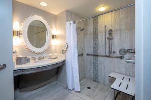 Um banheiro em Universal's Loews Royal Pacific Resort