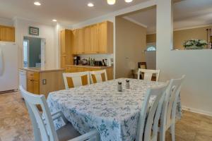 uma cozinha e sala de jantar com mesa e cadeiras em Serene Lake Lure Vacation Rental with Beach Access! em Lake Lure