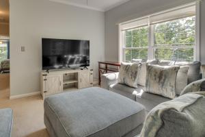 uma sala de estar com 2 sofás e uma televisão de ecrã plano em Serene Lake Lure Vacation Rental with Beach Access! em Lake Lure