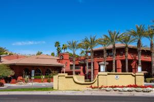 un edificio con palmeras delante en Hilton Phoenix Resort at the Peak en Phoenix