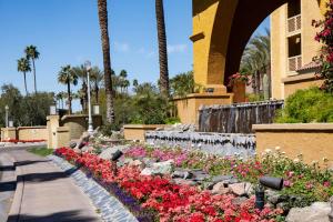 a garden of flowers in front of a building at Hilton Phoenix Resort at the Peak in Phoenix