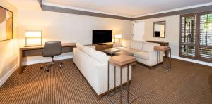 Hilton Phoenix Resort at the Peak的电视和/或娱乐中心
