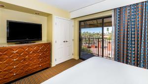 Hilton Phoenix Resort at the Peak的电视和/或娱乐中心