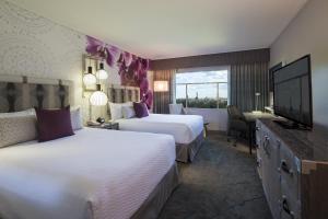 Cama ou camas em um quarto em Universal's Loews Royal Pacific Resort