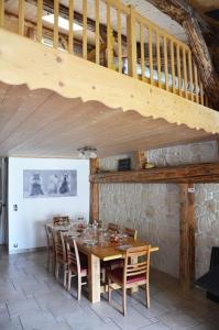ein Esszimmer mit einem Holztisch und Stühlen in der Unterkunft Charming apartment 12 pers, 3*, Aime-La-Plagne in Aime La Plagne