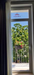 una finestra con una pentola di fiori sul balcone di Binario1 Rooms a Barletta