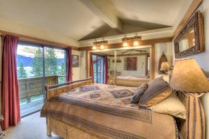 1 dormitorio con cama y ventana grande en Crystal Bay Lakeview en Crystal Bay