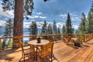 una terraza con mesa, sillas y un árbol en Crystal Bay Lakeview en Crystal Bay