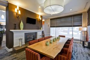 Hilton Garden Inn Austin Round Rock的电视和/或娱乐中心