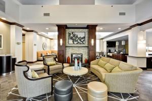 una hall con divani e camino di Homewood Suites by Hilton Augusta ad Augusta