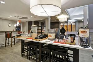 Hilton Garden Inn Austin Round Rock的厨房或小厨房