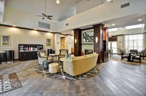 vestíbulo con sofá, sillas y mesas en Homewood Suites by Hilton Augusta, en Augusta