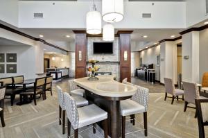 comedor con mesa y sillas en Homewood Suites by Hilton Augusta, en Augusta