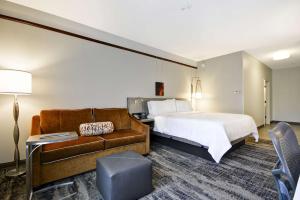 Hilton Garden Inn Austin Round Rock客房内的一张或多张床位