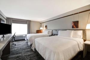 Hilton Garden Inn Austin Round Rock客房内的一张或多张床位