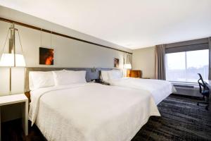 Hilton Garden Inn Austin Round Rock客房内的一张或多张床位