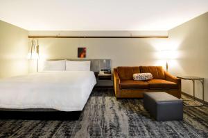 Hilton Garden Inn Austin Round Rock客房内的一张或多张床位