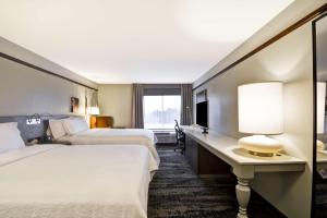 Hilton Garden Inn Austin Round Rock客房内的一张或多张床位