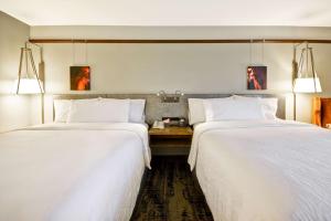 Hilton Garden Inn Austin Round Rock客房内的一张或多张床位