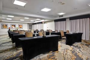 圆石城Hilton Garden Inn Austin Round Rock的摆满桌椅的房间 更多37张照片