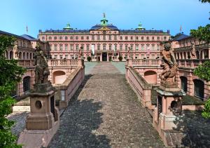 un grand bâtiment avec un pont en face dans l'établissement Ferienwohnung Schwarzwald friedhofstraße 13, à Obersasbach