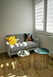 Studio moderne, place parking privé, emplacement idéal à 100 m du lac.的休息区