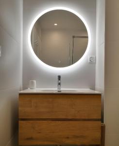 Studio moderne, place parking privé, emplacement idéal à 100 m du lac.的一间浴室
