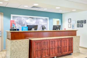 un vestíbulo de una feliz oficina dental con un mostrador de recepción en Hampton Inn & Suites Westford-Chelmsford, en Westford