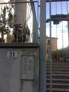 un edificio con una puerta en el costado en Mansarda Raggio Di Sole, en Verona
