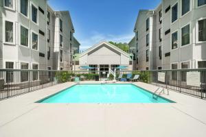 una piscina en el patio de un edificio de apartamentos en Hampton Inn & Suites Nashville Franklin en Franklin
