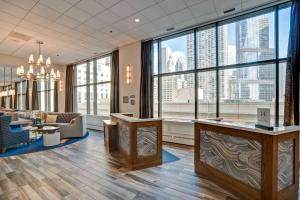 芝加哥Homewood Suites by Hilton Chicago-Downtown的享有摩天大楼景致的大堂
