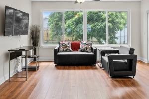 Posezení v ubytování Stadium Sunflower Miramar home, 3 bd, 2 ba