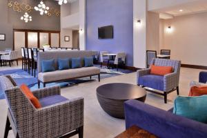 eine Lobby mit Sofas, Stühlen und einem Tisch in der Unterkunft Hampton Inn & Suites Legacy Park-Frisco in Frisco