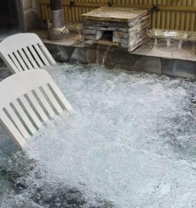 所沢市にあるThe Bed and Spa - Vacation STAY 15981vの椅子2脚、暖炉(地面に雪あり)