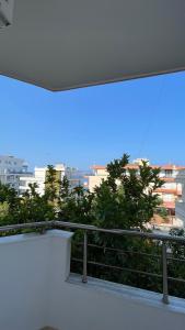 balcone con vista sugli alberi e sugli edifici di Overview Apartments Saranda a Sarandë