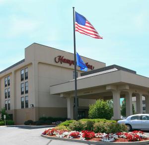 Eine amerikanische Flagge fliegt vor einem Hampton Inn in der Unterkunft Hampton Inn Fort Wayne-Southwest in Fort Wayne