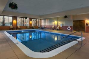 a large swimming pool in a hotel room at Hampton Inn Fort Wayne-Southwest in Fort Wayne