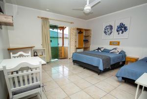 sypialnia z 2 łóżkami i łóżeczkiem dziecięcym w obiekcie Conves suites w mieście Penha