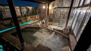 所沢市にあるThe Bed and Spa - Vacation STAY 15945vの水のプールの景色を望む客室で、椅子2脚が備わります。